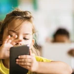 Austrália proíbe redes sociais a menores de 16 anos