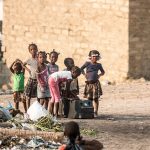 OPINIÃO: Luanda e o retrato cruel da infância que sobrevive do lixo