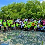 Crianças plantam esperança no Ramiro em campanha de reflorestação de mangais